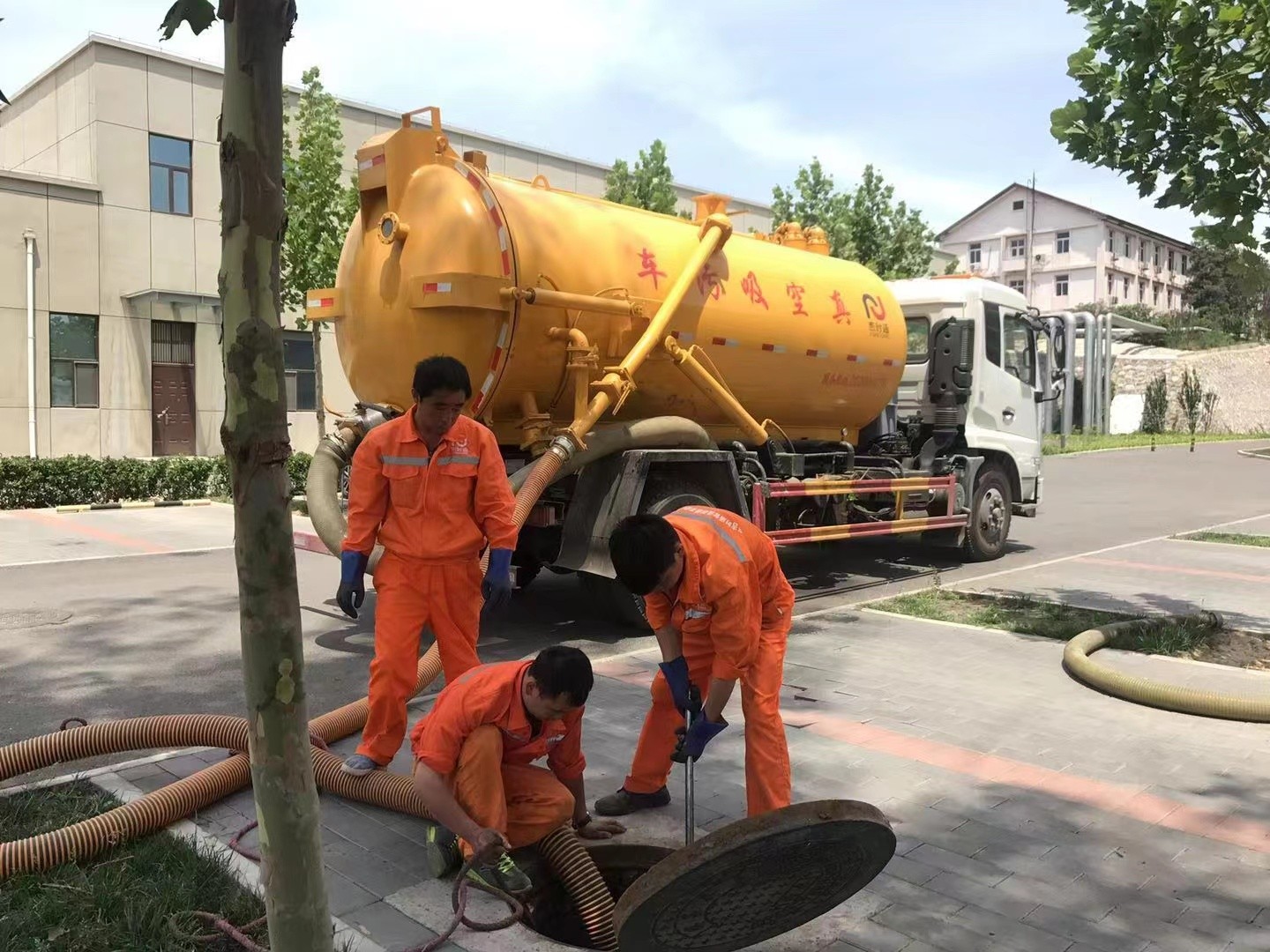 滨城管道疏通车停在窨井附近