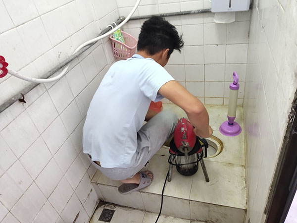 滨城管道堵塞冒臭气 专业师傅现场解决问题