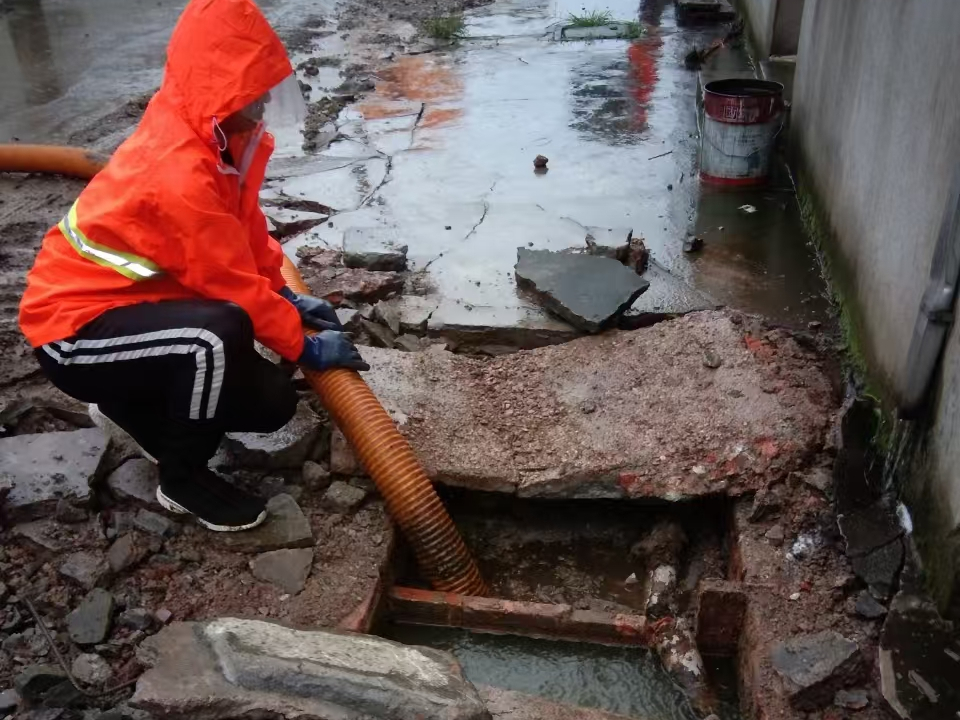 滨城专业清理污水池 炜誉市政以规范流程守护城市 “肠道”